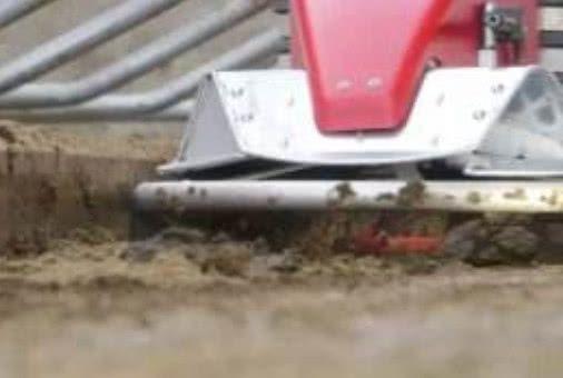 国产清理牛粪机器人视频,国产牛粪机器人高效作业现场揭秘